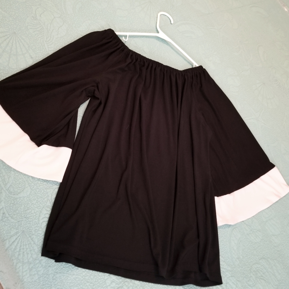 Women's Coco Bianco top with elastic neckline and 3/4 bell sleeves, size Large
